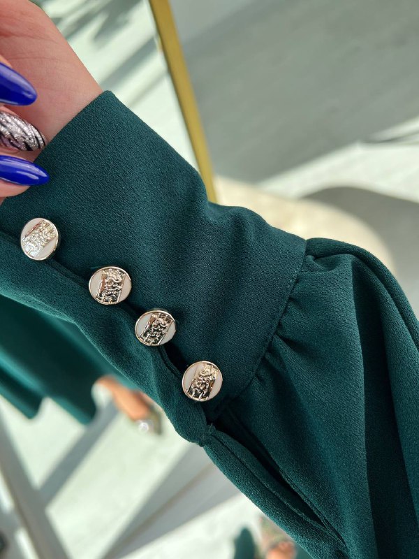 Zümrüt Krep Düğme Detaylı Kloş Elbise