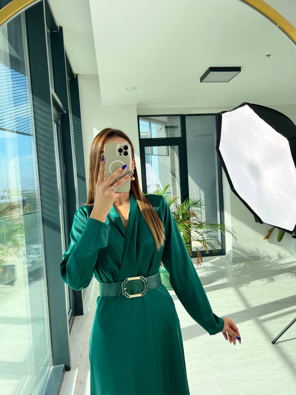 Zümrüt Yeşili Kemerli Tok Saten Elbise