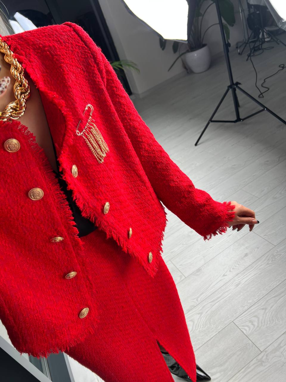 Kırmızı Broş Detaylı Premium Etek Ceket Tuvid Takım