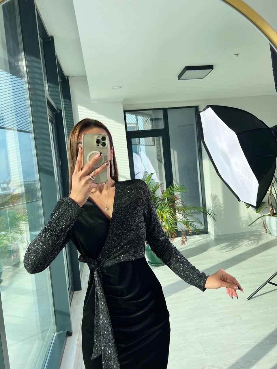 Tasarım Siyah Parıltı Detaylı Kadife Elbise