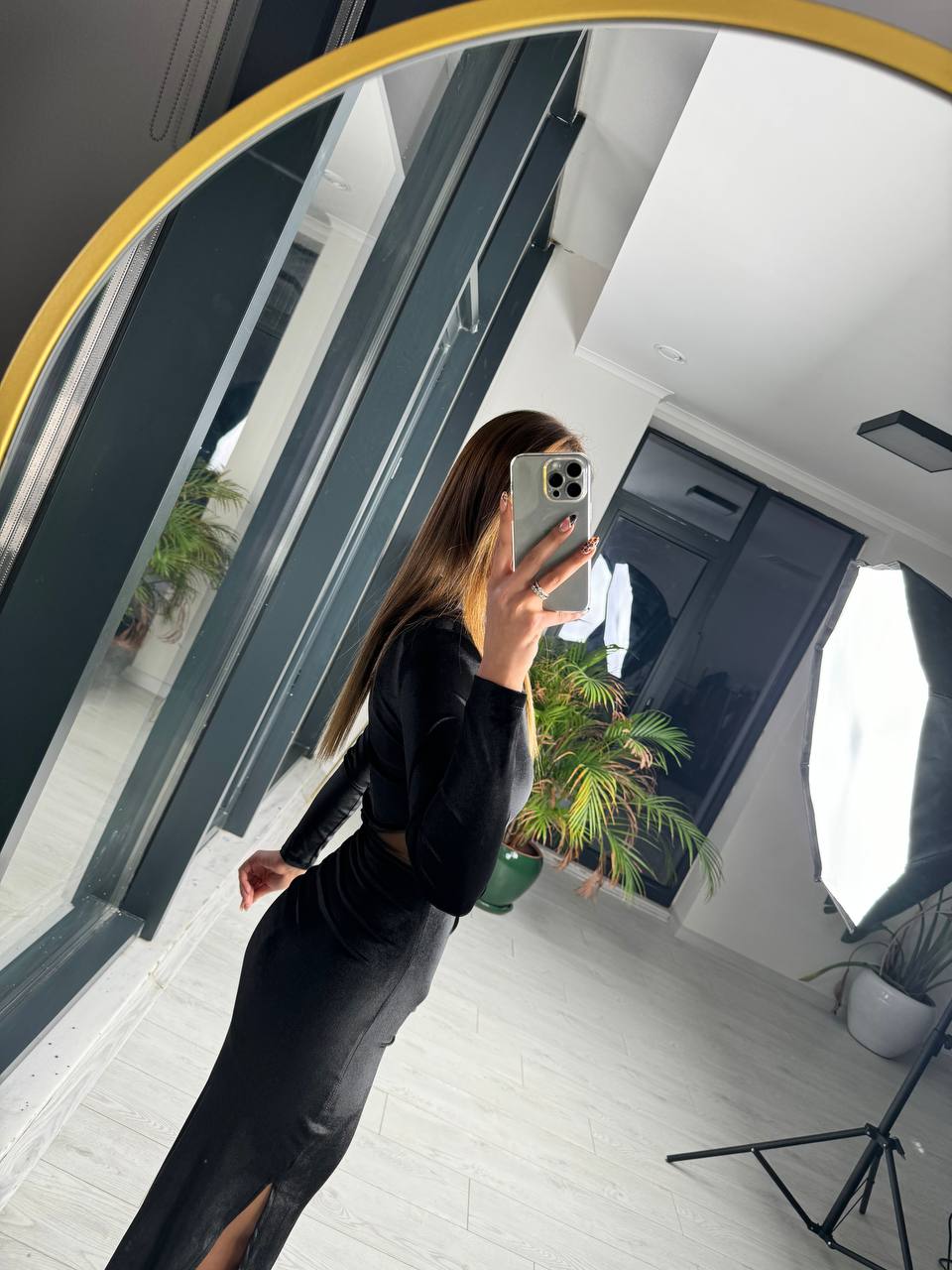 Siyah Vatkalı Yırtmaçlı Kalem Kadife Elbise