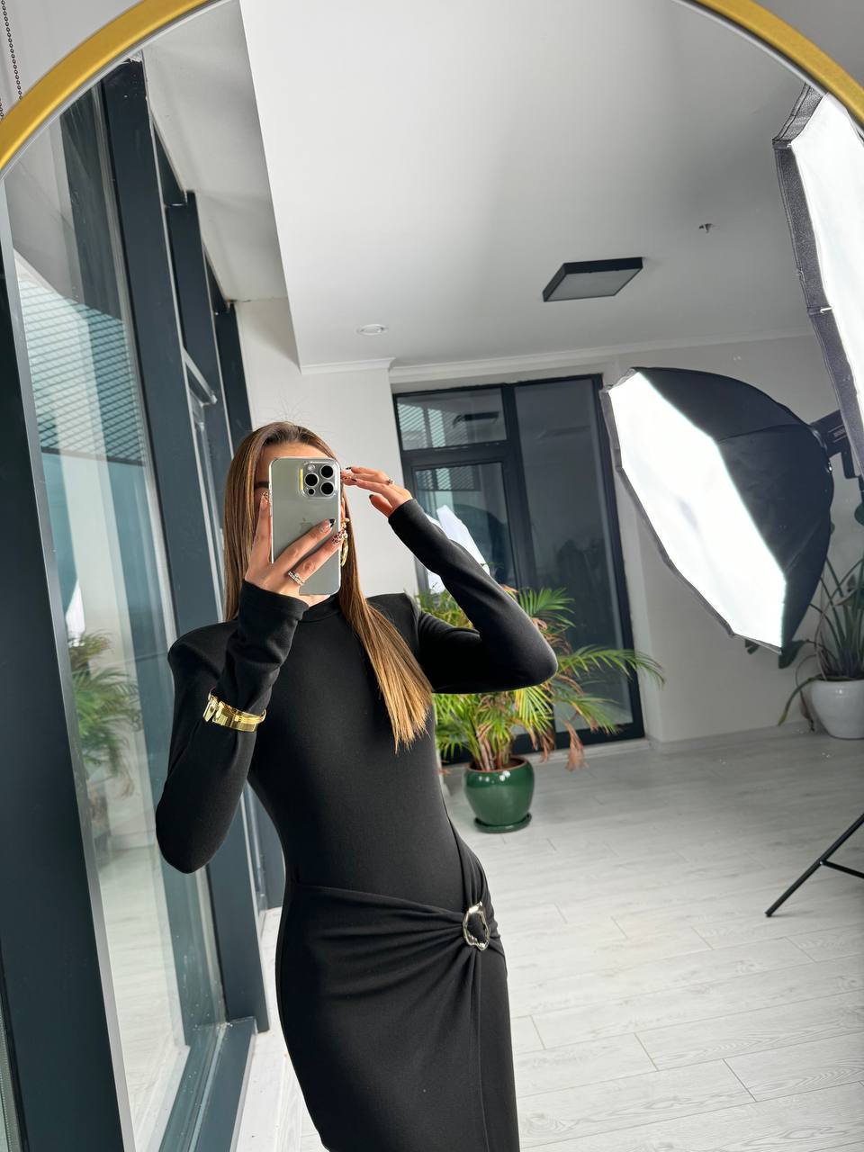 Tasarım Siyah Vatkalı Toka Bel Detaylı Örme Kumaş Elbise