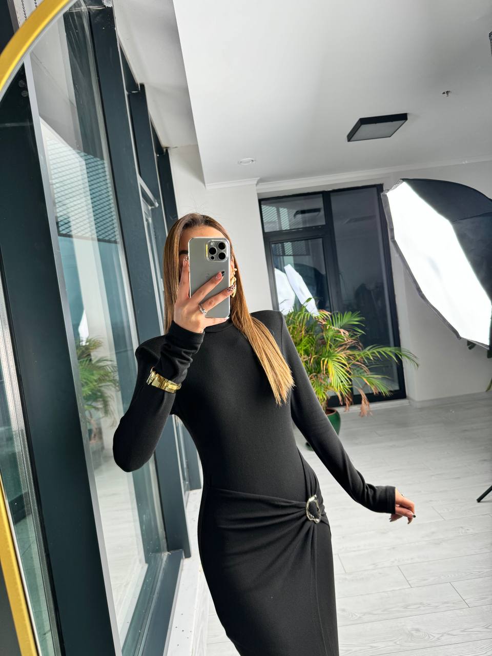 Tasarım Siyah Vatkalı Toka Bel Detaylı Örme Kumaş Elbise