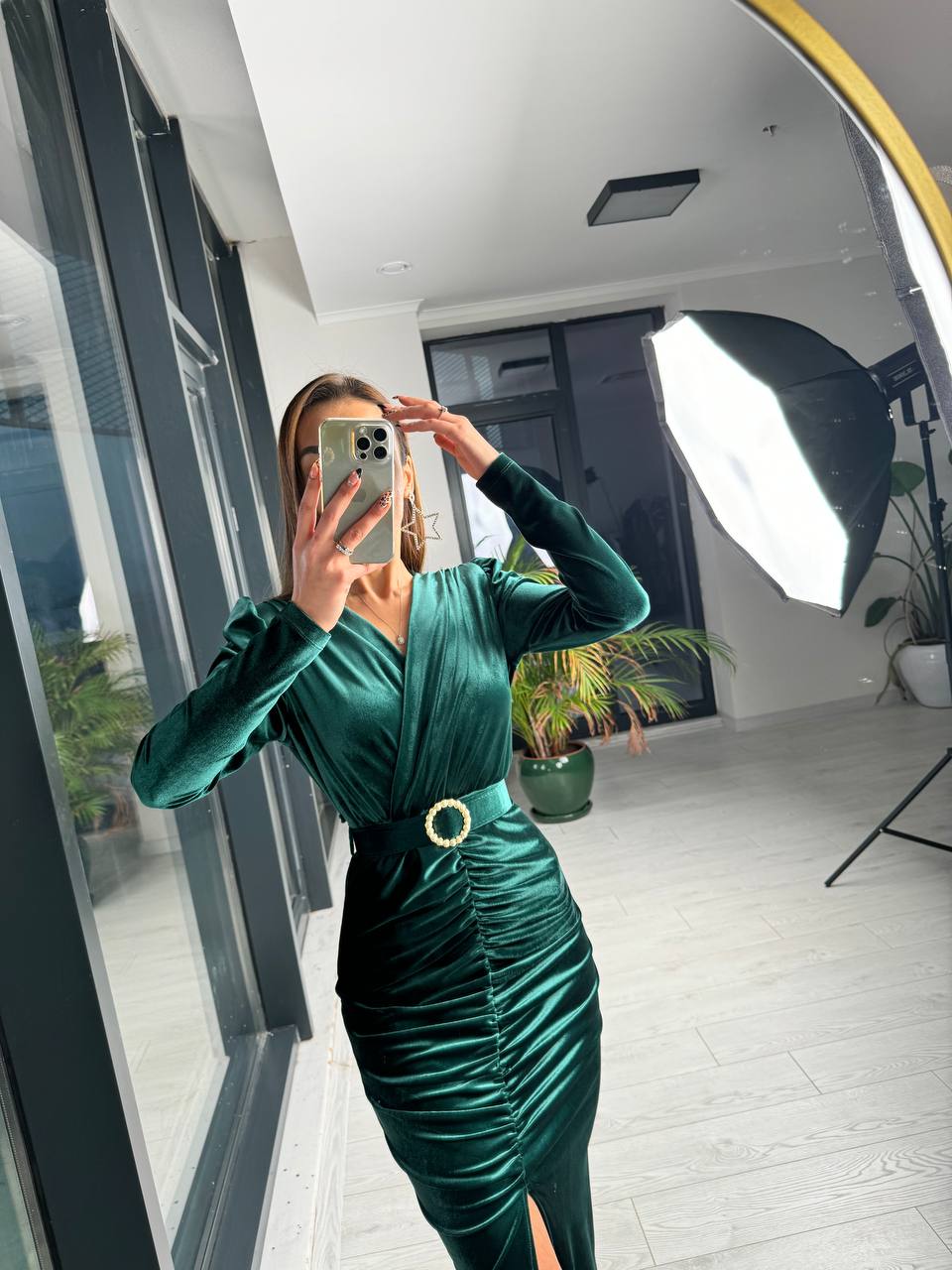Zümrüt%20inci%20Detaylı%20Kemerli%20Drapeli%20Kadife%20Elbise