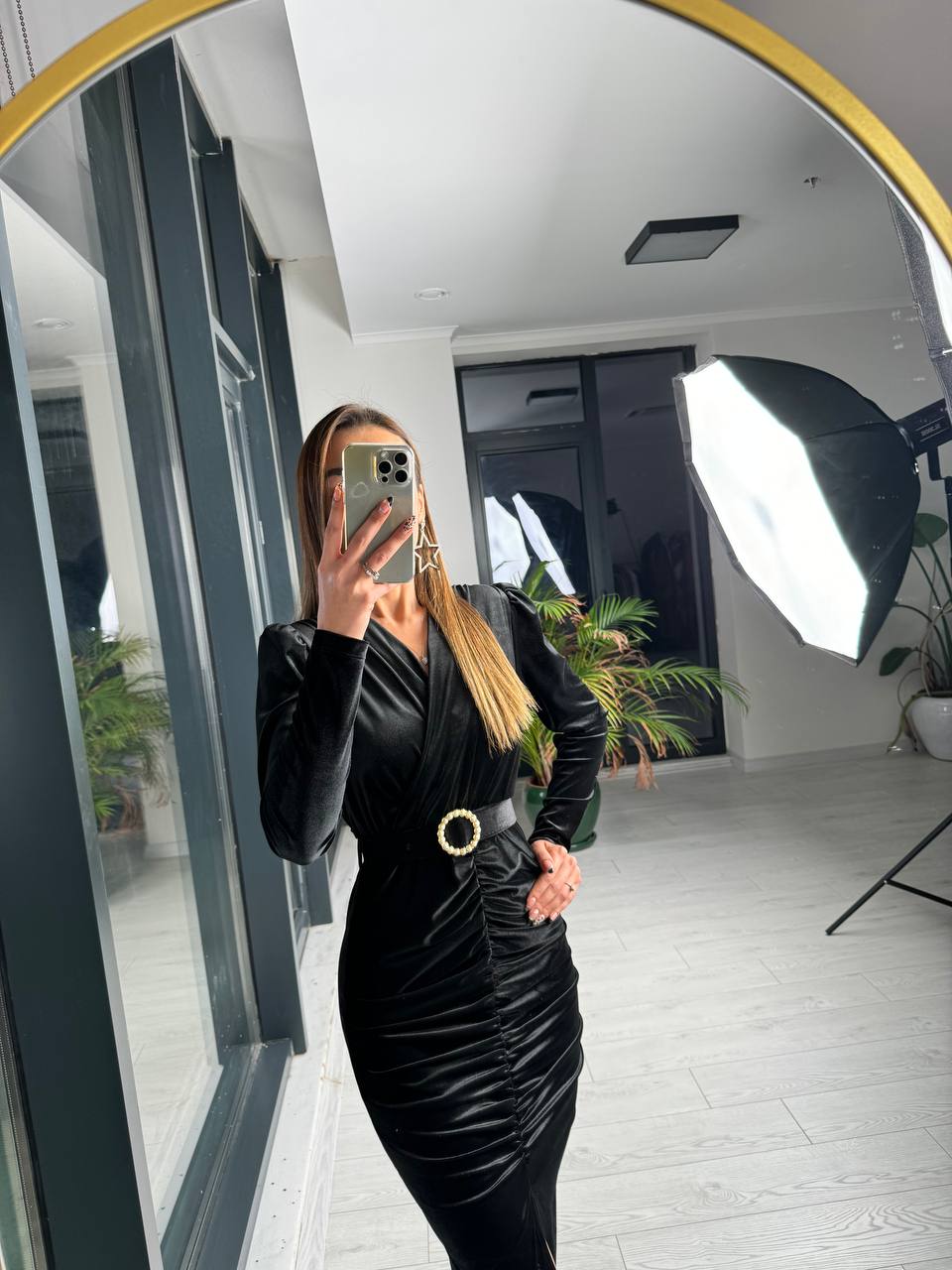 Siyah%20inci%20Detaylı%20Kemerli%20Drapeli%20Kadife%20Elbise