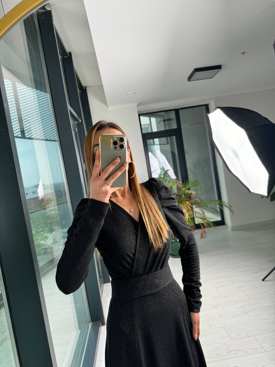 Siyah%20Parıltılı%20Kumaş%20Mini%20Astarlı%20Kloş%20Elbise
