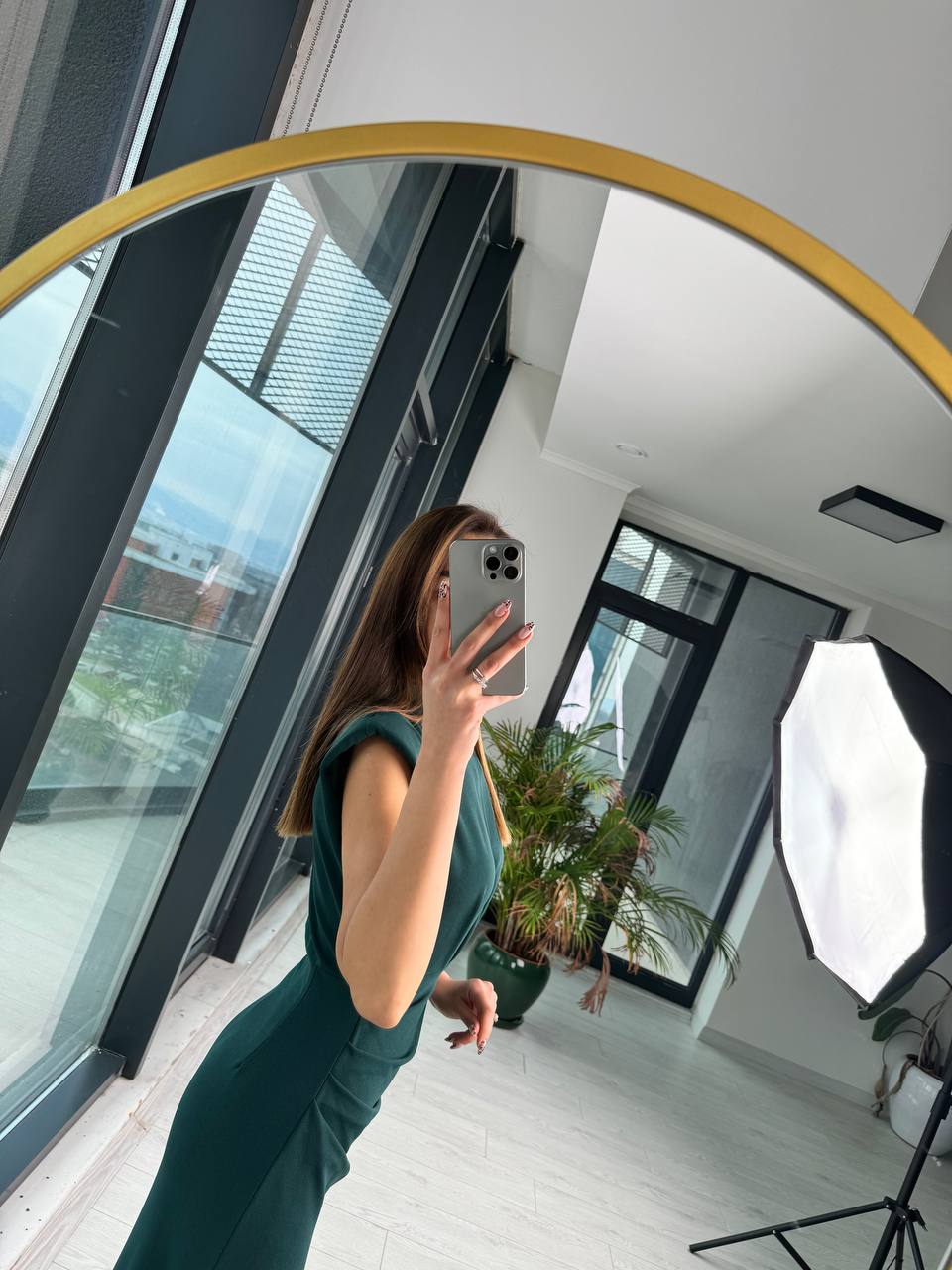 Zümrüt%20Yeşili%20Tasarım%20Broş%20Detaylı%20Drapeli%20Krep%20Elbise