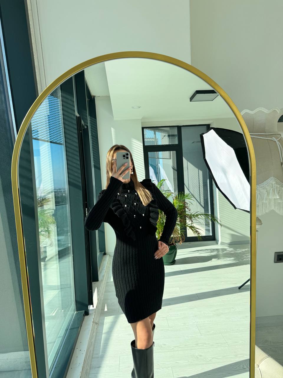 Siyah%20Önü%20İnci%20Ve%20Volan%20Detaylı%20Triko%20Elbise