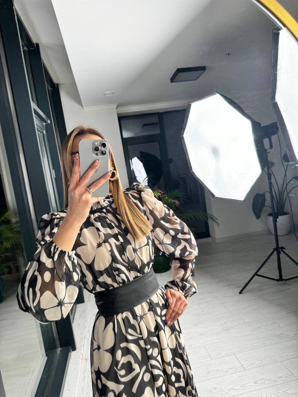 Siyah%20Desenli%20Deri%20Kemer%20Detaylı%20Astarlı%20Maxi%20şifon%20Elbise