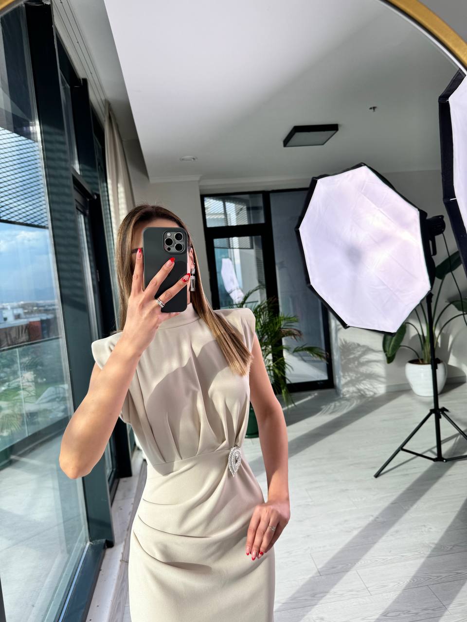 Bej%20Tasarım%20Broş%20Detaylı%20Drapeli%20Krep%20Elbise