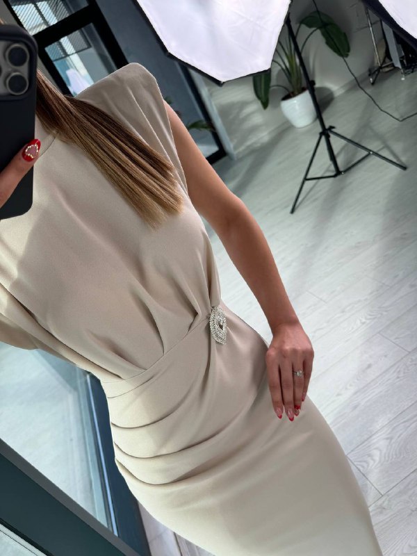 Bej%20Tasarım%20Broş%20Detaylı%20Drapeli%20Krep%20Elbise