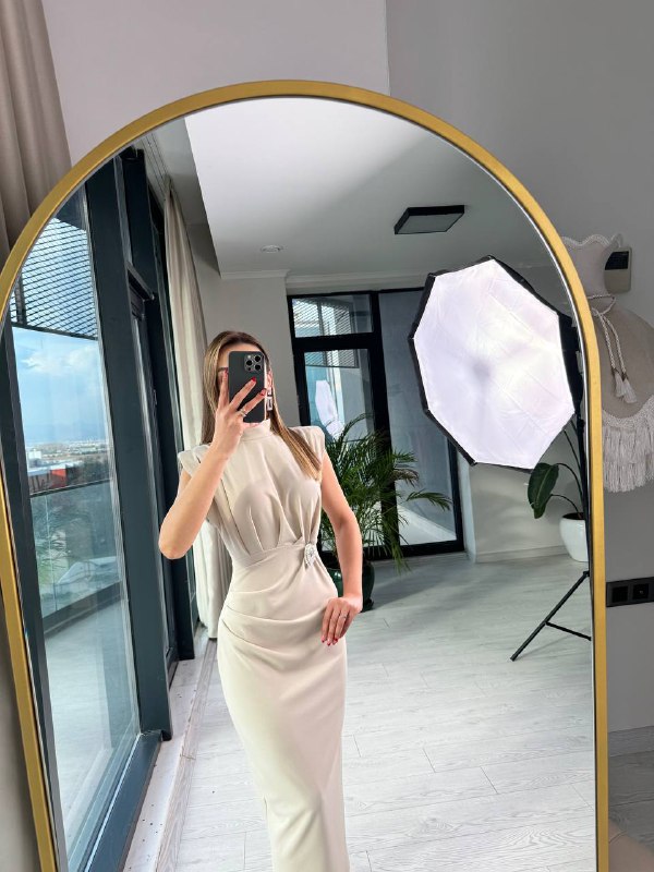 Bej%20Tasarım%20Broş%20Detaylı%20Drapeli%20Krep%20Elbise