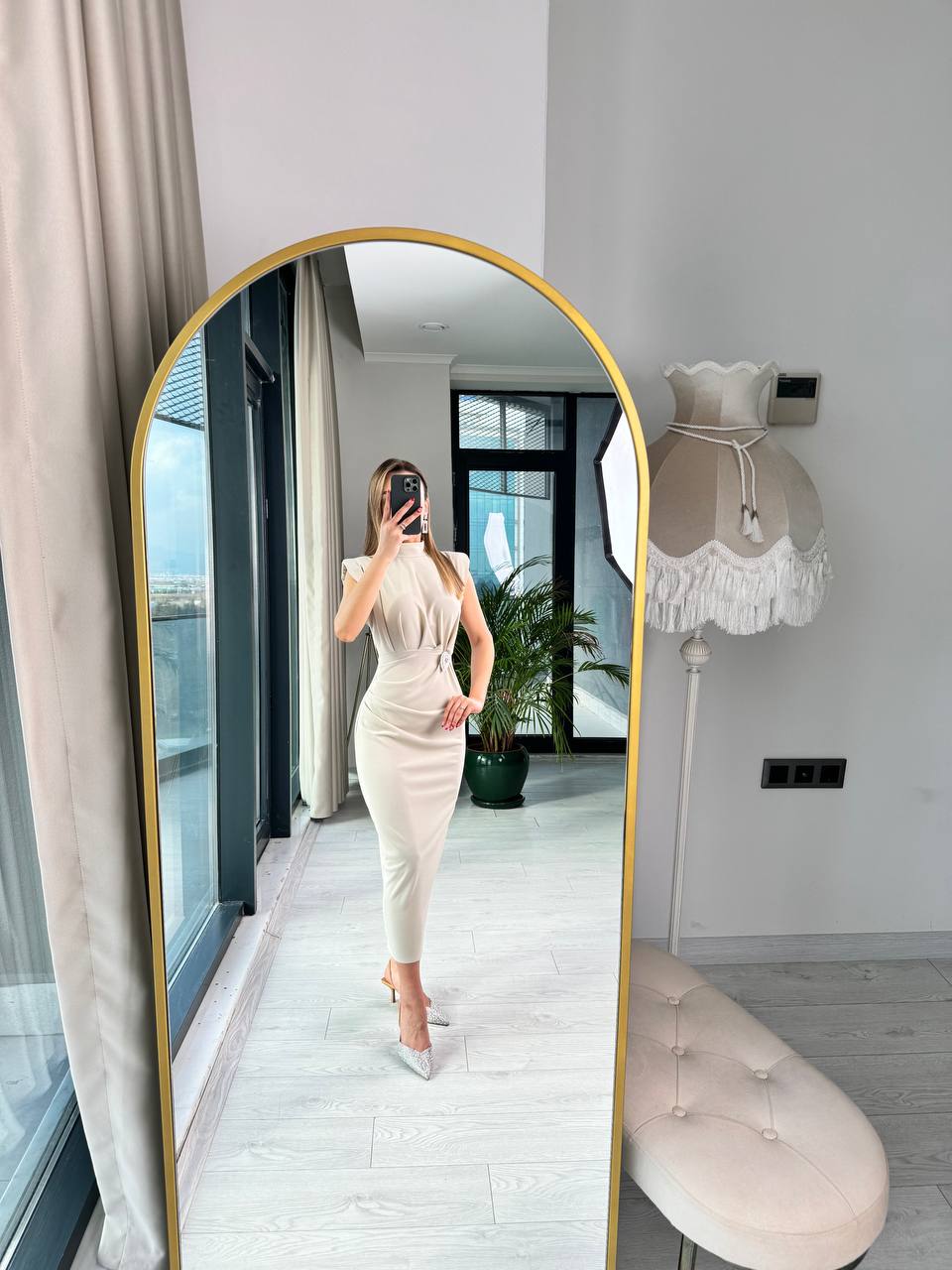 Bej%20Tasarım%20Broş%20Detaylı%20Drapeli%20Krep%20Elbise