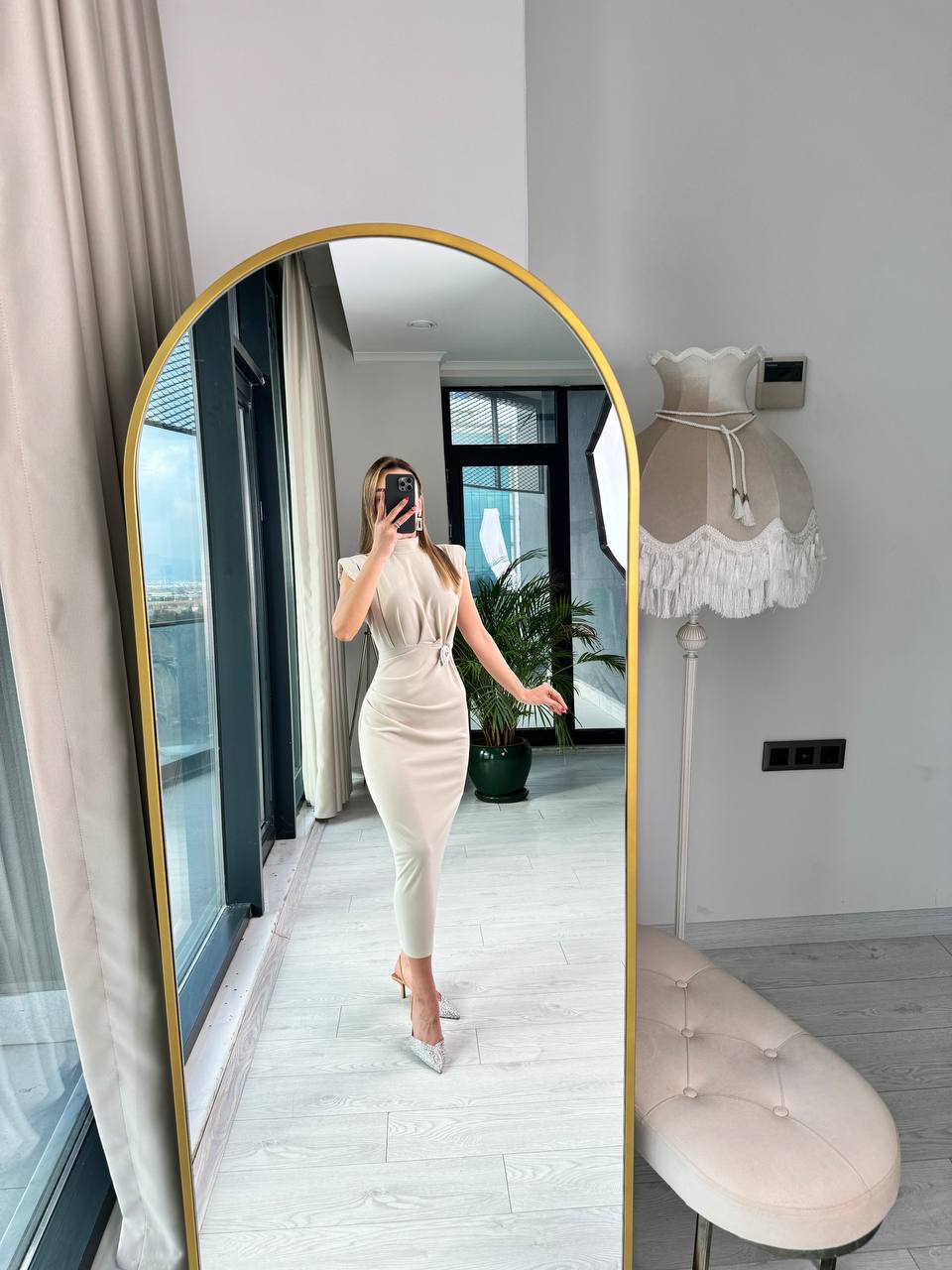 Bej%20Tasarım%20Broş%20Detaylı%20Drapeli%20Krep%20Elbise