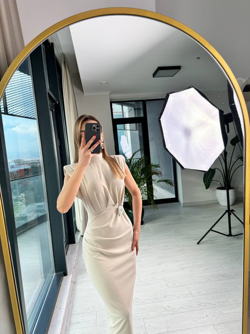 Bej%20Tasarım%20Broş%20Detaylı%20Drapeli%20Krep%20Elbise