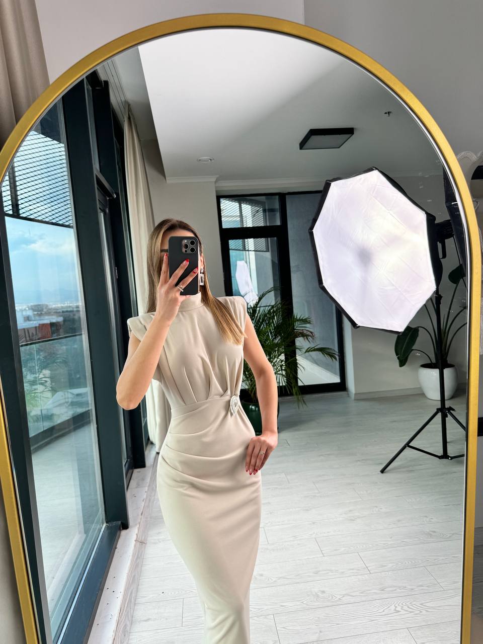 Bej%20Tasarım%20Broş%20Detaylı%20Drapeli%20Krep%20Elbise