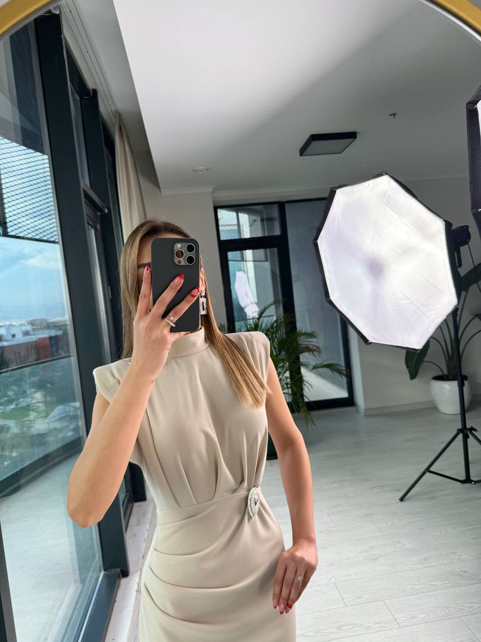 Bej%20Tasarım%20Broş%20Detaylı%20Drapeli%20Krep%20Elbise