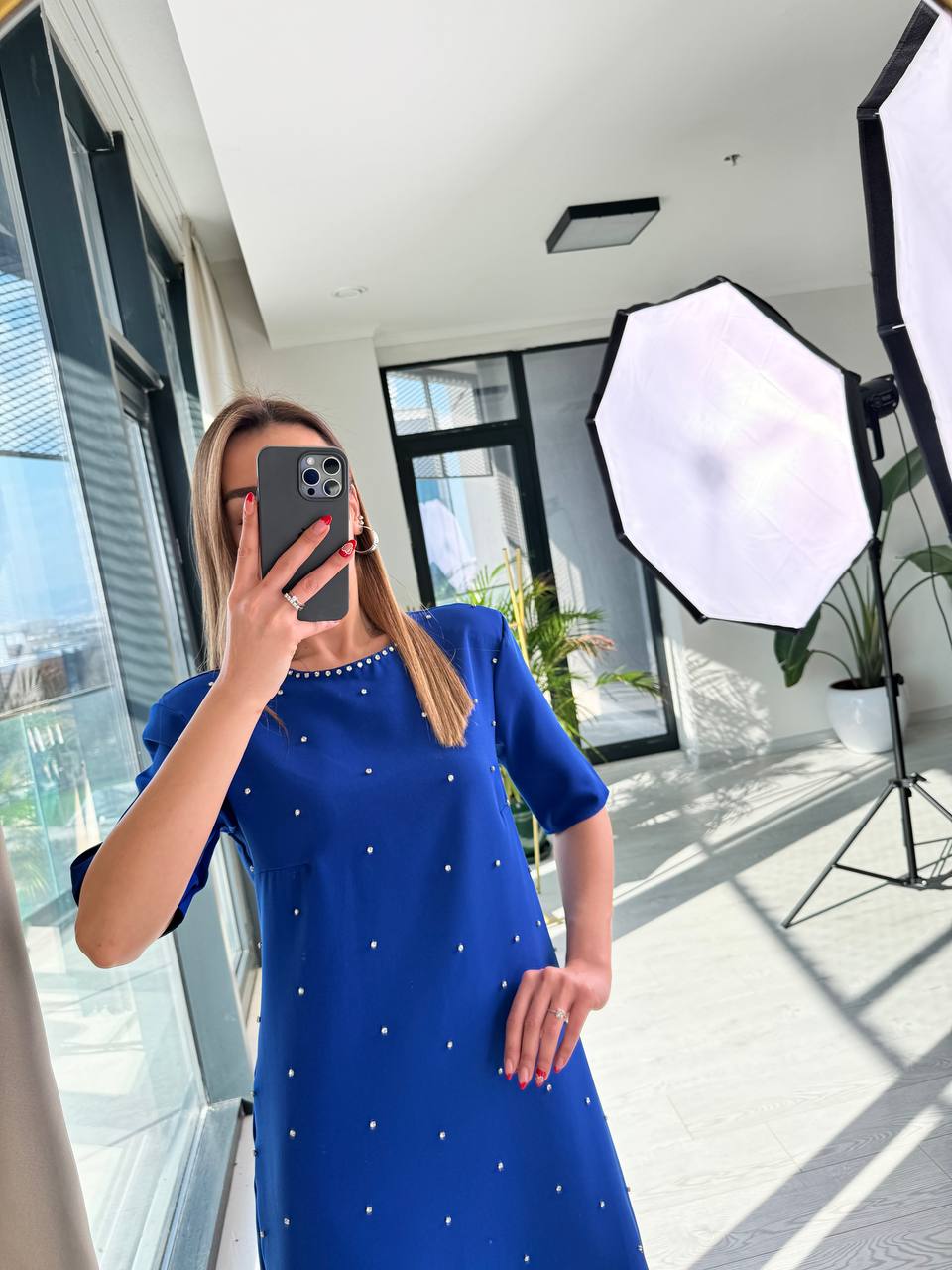 Saks%20Vatkalı%20Önü%20Taşlı%20Krep%20Elbise