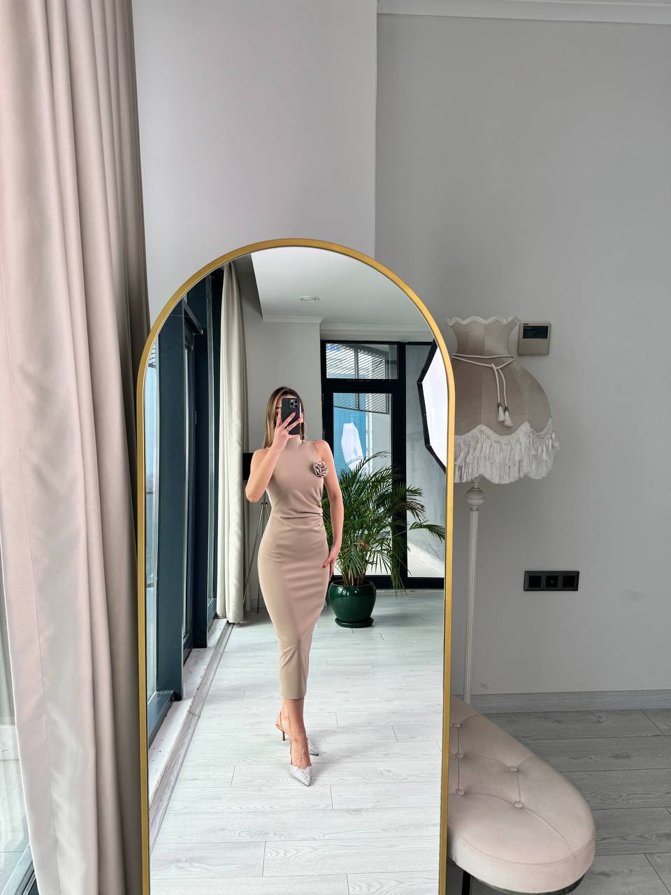 Açık%20Vizon%20Krep%20Kumaş%20Gül%20Broş%20Detaylı%20Kalem%20Elbise