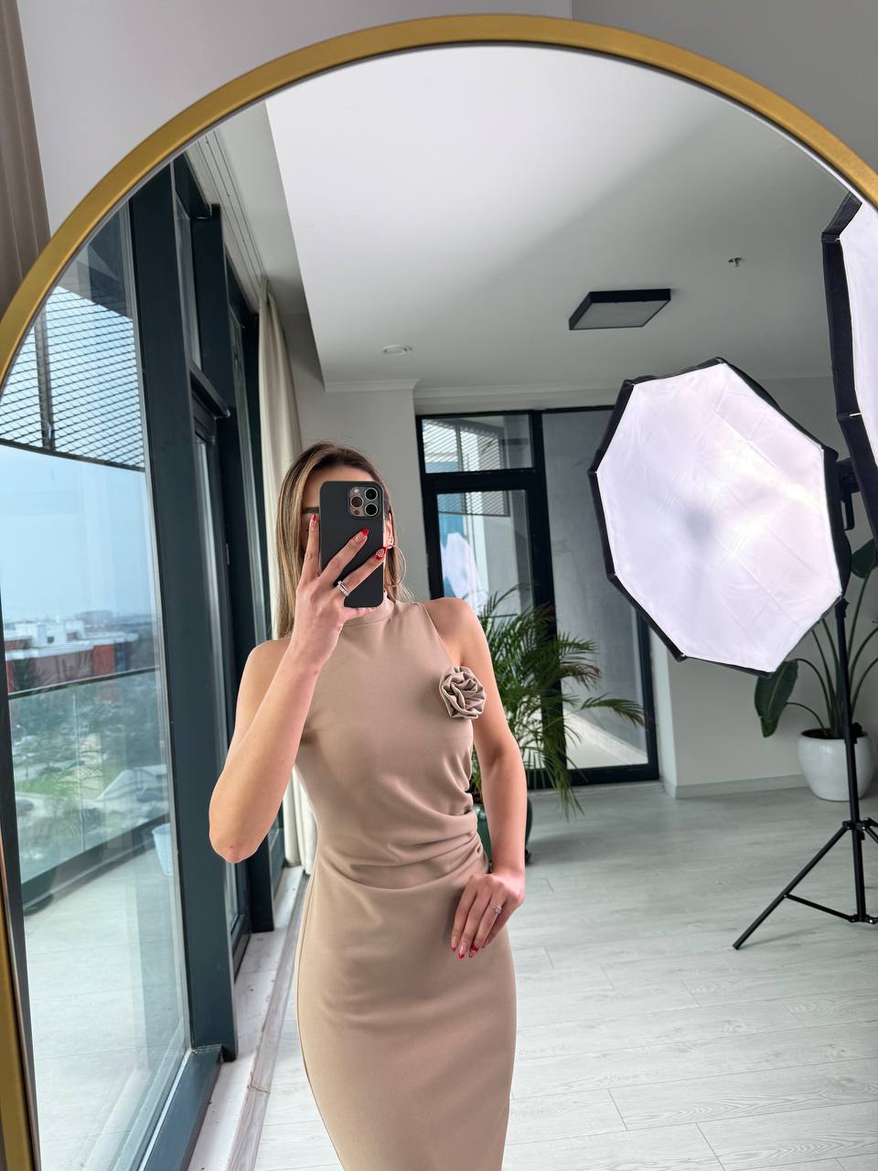 Açık%20Vizon%20Krep%20Kumaş%20Gül%20Broş%20Detaylı%20Kalem%20Elbise