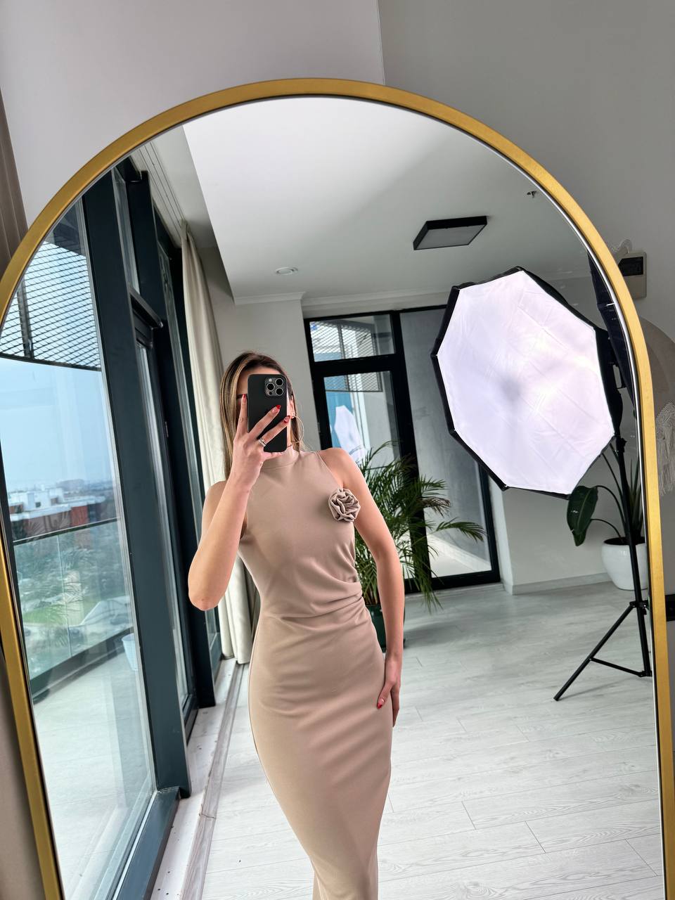 Açık%20Vizon%20Krep%20Kumaş%20Gül%20Broş%20Detaylı%20Kalem%20Elbise