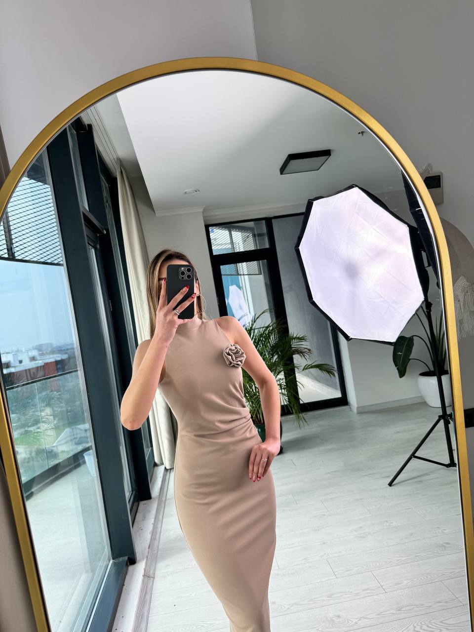 Açık%20Vizon%20Krep%20Kumaş%20Gül%20Broş%20Detaylı%20Kalem%20Elbise