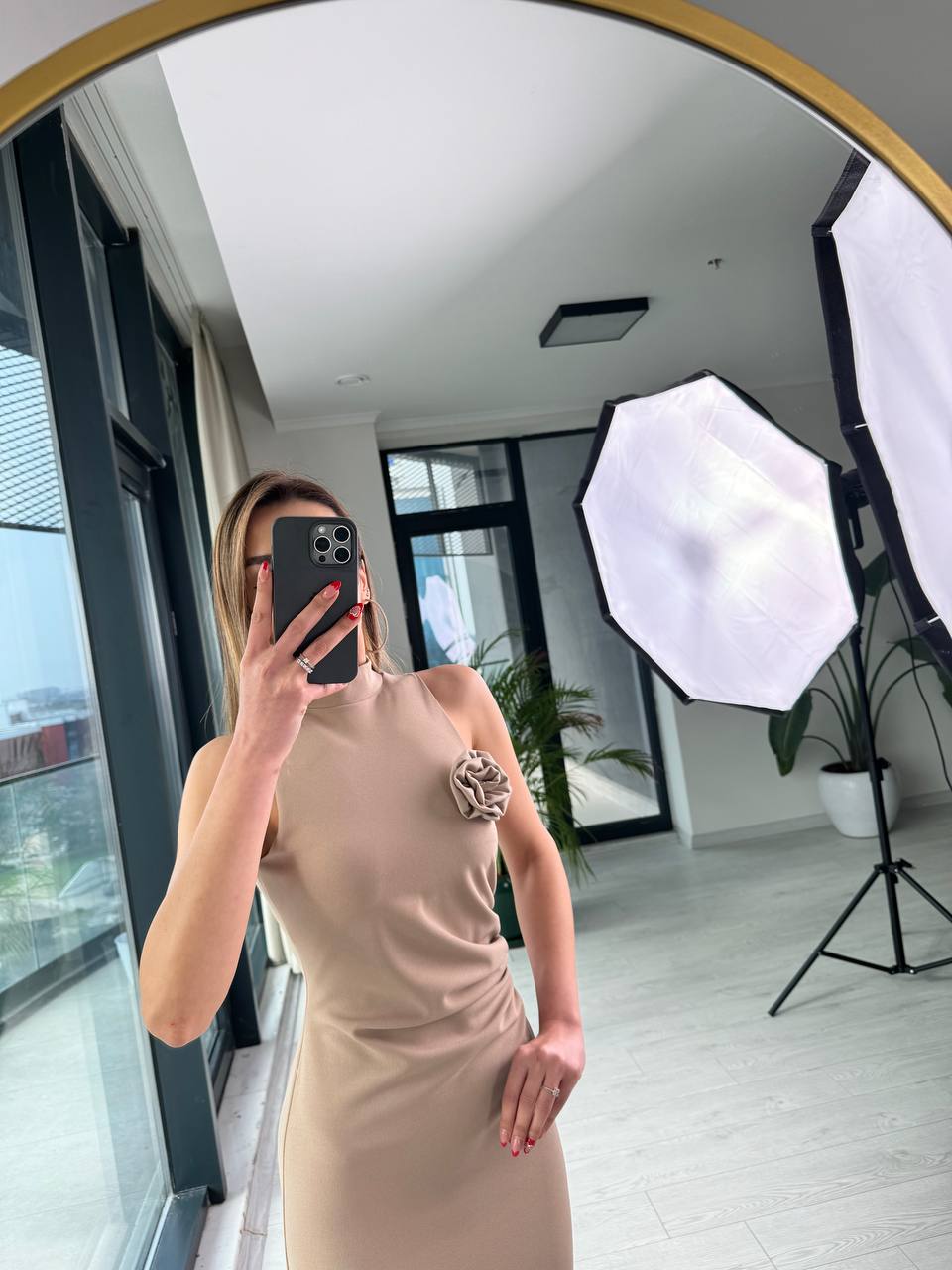 Açık%20Vizon%20Krep%20Kumaş%20Gül%20Broş%20Detaylı%20Kalem%20Elbise