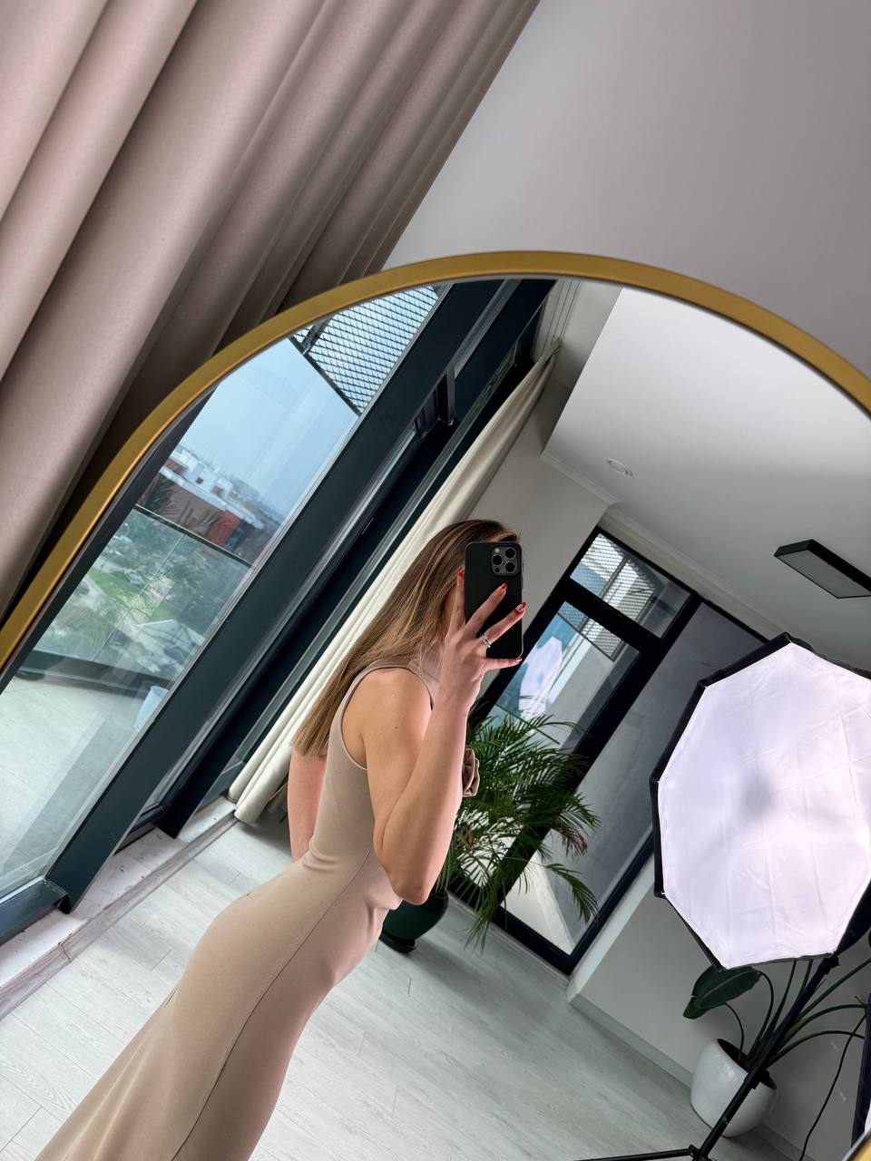 Açık%20Vizon%20Krep%20Kumaş%20Gül%20Broş%20Detaylı%20Kalem%20Elbise