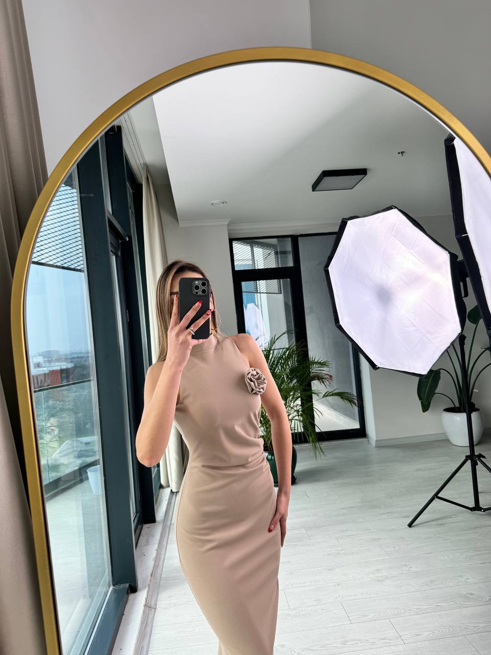 Açık%20Vizon%20Krep%20Kumaş%20Gül%20Broş%20Detaylı%20Kalem%20Elbise