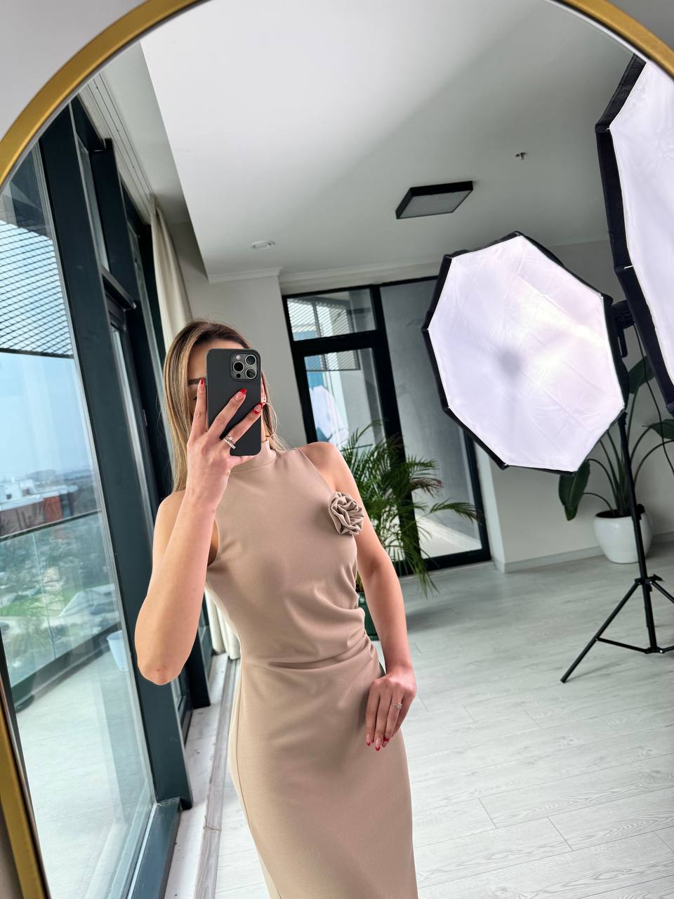 Açık%20Vizon%20Krep%20Kumaş%20Gül%20Broş%20Detaylı%20Kalem%20Elbise