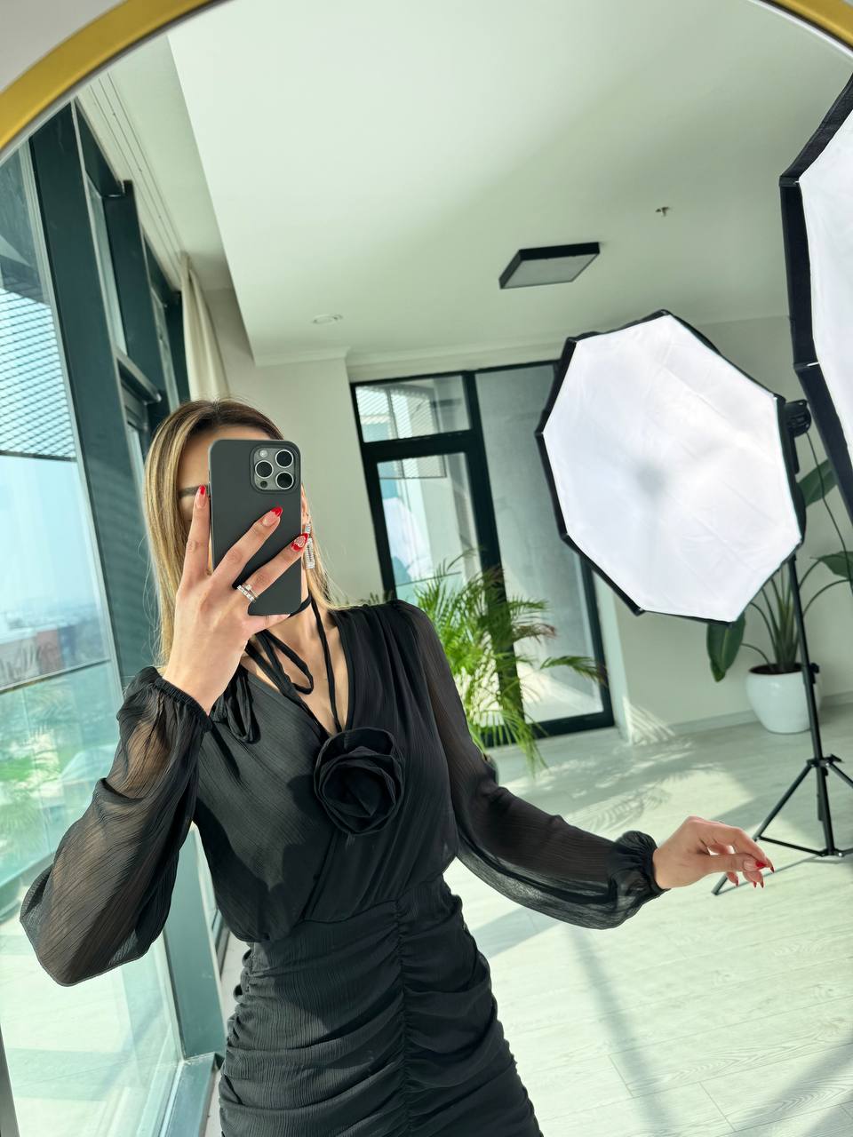 Siyah%20Drapeli%20Gül%20Detaylı%20Astarlı%20Şifon%20Elbise