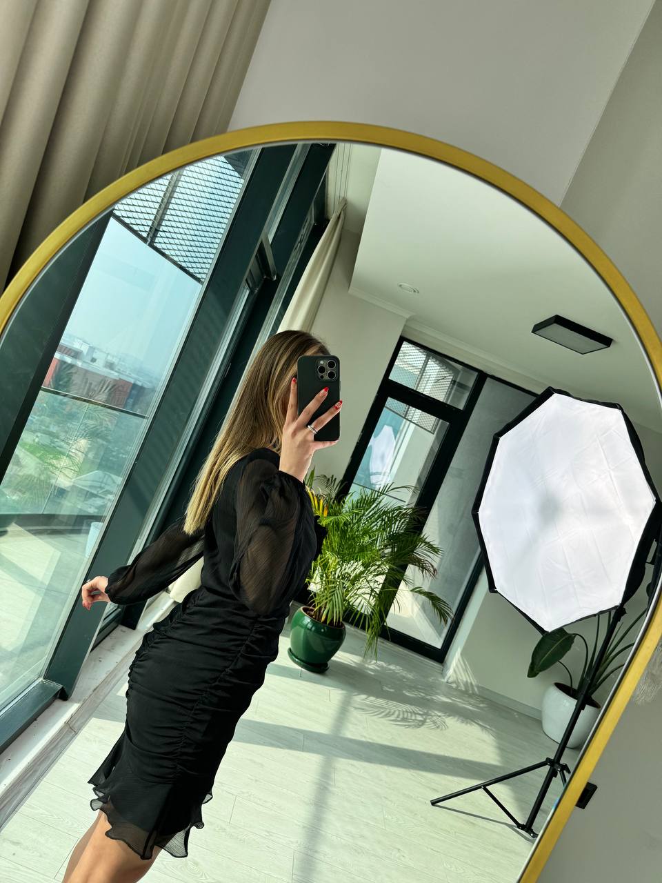 Siyah%20Drapeli%20Gül%20Detaylı%20Astarlı%20Şifon%20Elbise