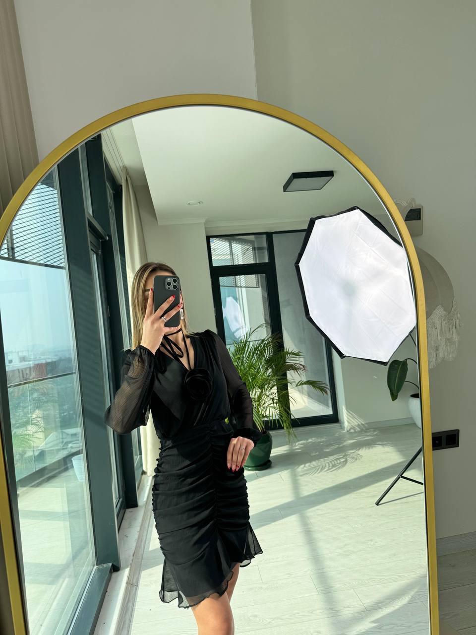 Siyah%20Drapeli%20Gül%20Detaylı%20Astarlı%20Şifon%20Elbise