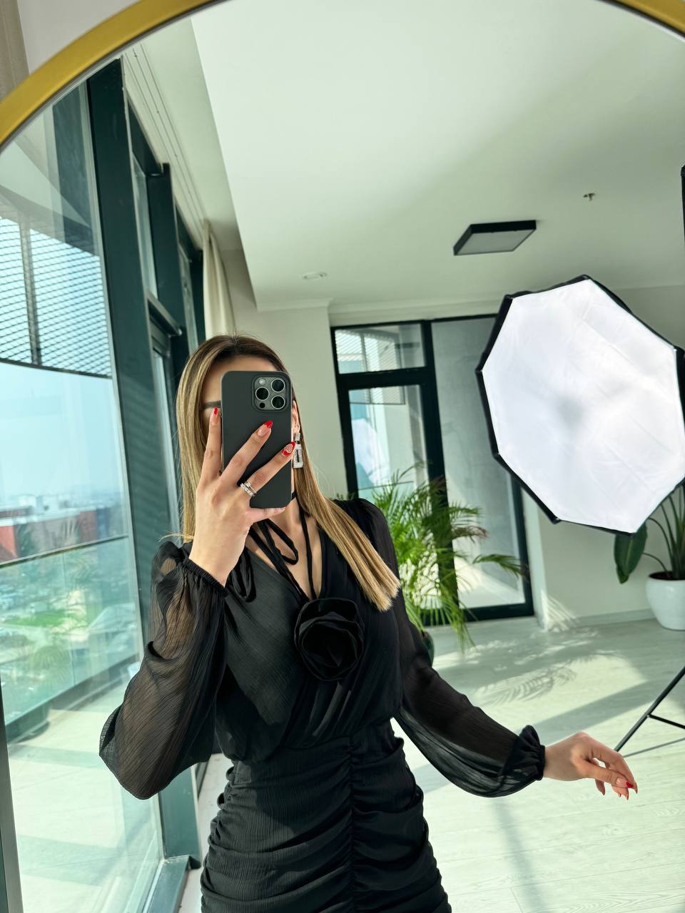 Siyah%20Drapeli%20Gül%20Detaylı%20Astarlı%20Şifon%20Elbise
