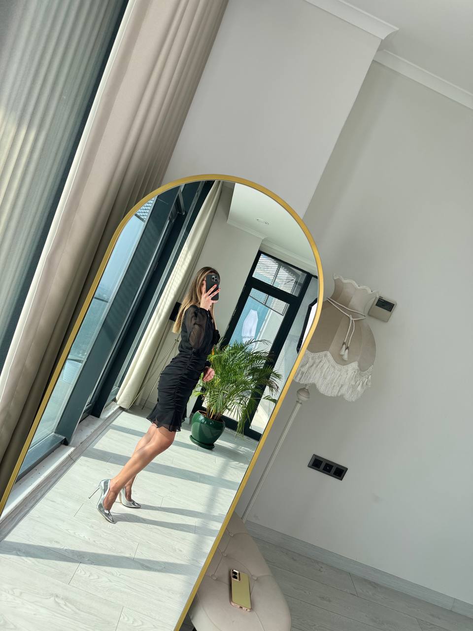 Siyah%20Drapeli%20Gül%20Detaylı%20Astarlı%20Şifon%20Elbise