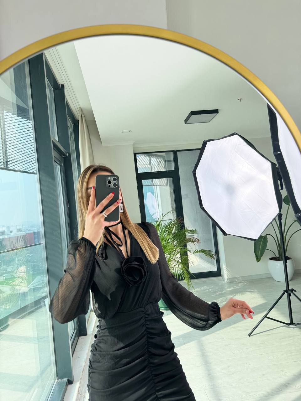 Siyah%20Drapeli%20Gül%20Detaylı%20Astarlı%20Şifon%20Elbise