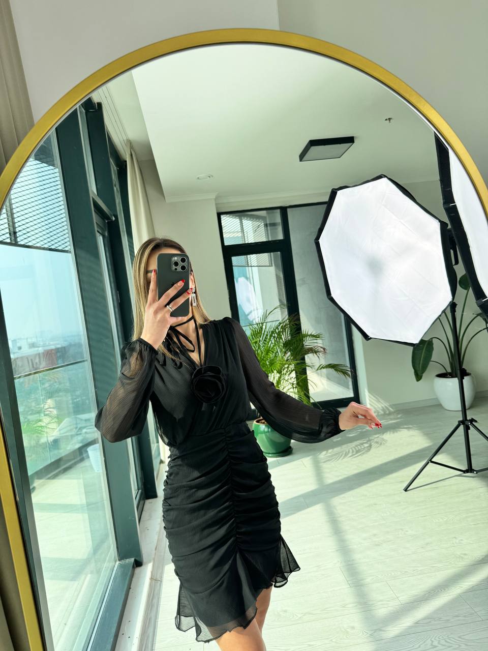 Siyah%20Drapeli%20Gül%20Detaylı%20Astarlı%20Şifon%20Elbise