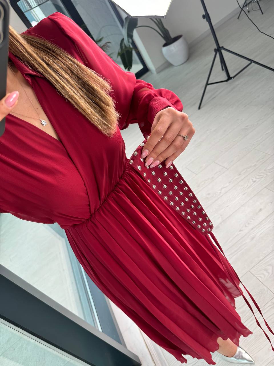 Bordo%20Astarlı%20Bel%20Kuşak%20Detaylı%20Piliseli%20Şifon%20Elbise