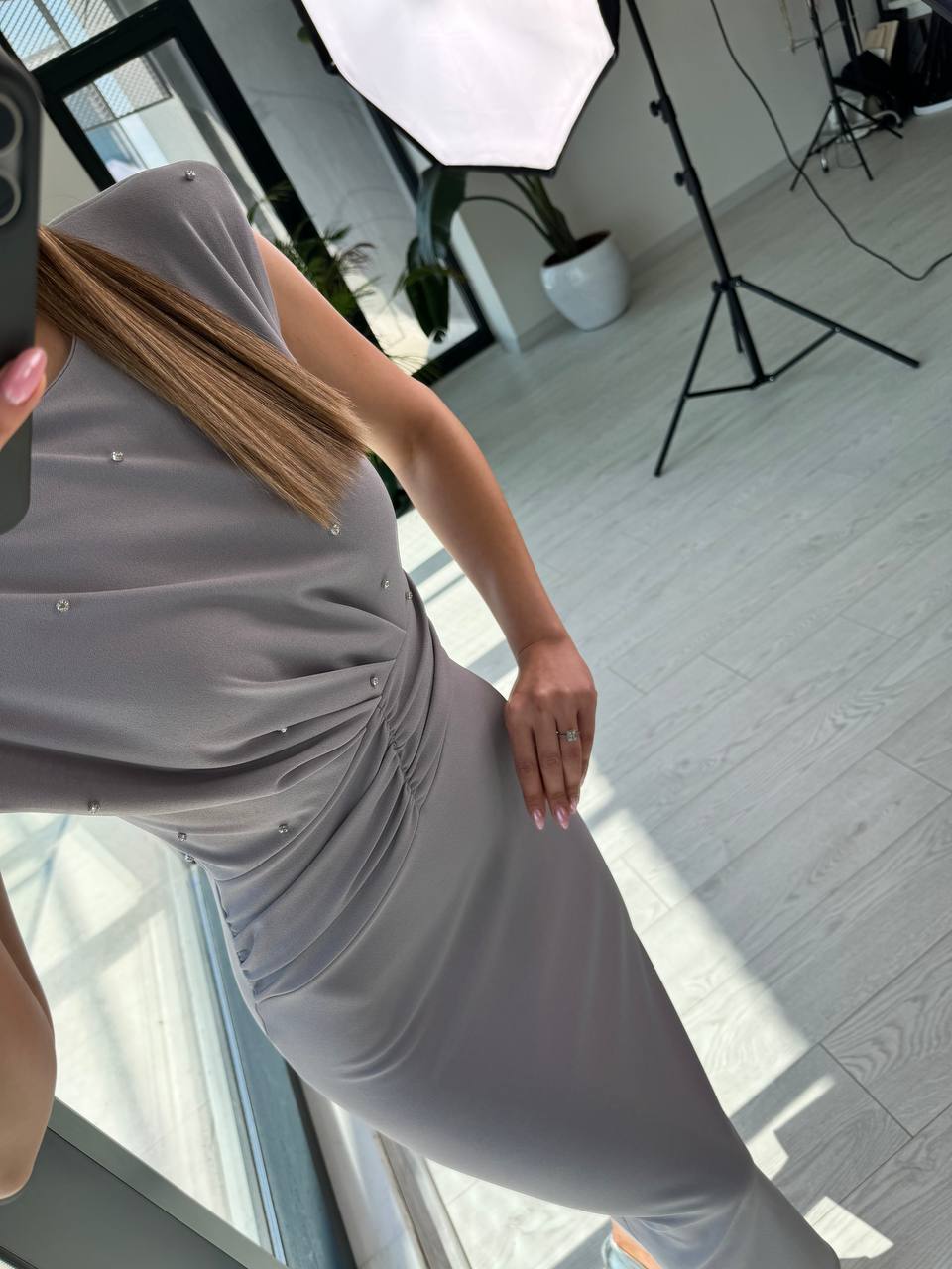 Gri%20Önü%20Taşlı%20Bel%20Detaylı%20Krep%20Kumaş%20Kalem%20Elbise