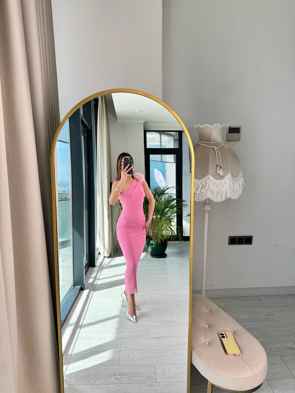Barbie%20Pembe%20Tasarım%20Astarlı%20Gül%20Detaylı%20Tek%20Kol%20Tül%20Elbise