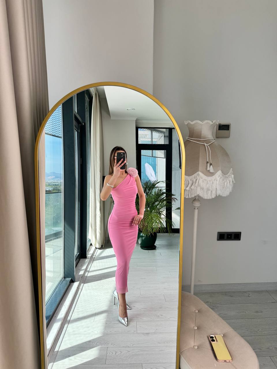 Barbie%20Pembe%20Tasarım%20Astarlı%20Gül%20Detaylı%20Tek%20Kol%20Tül%20Elbise