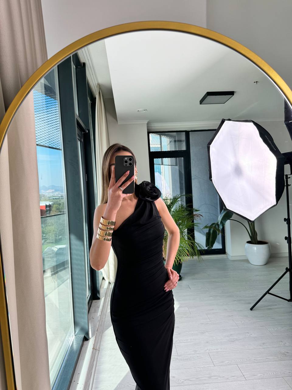 Siyah%20Tasarım%20Astarlı%20Gül%20Detaylı%20Tek%20Kol%20Tül%20Elbise