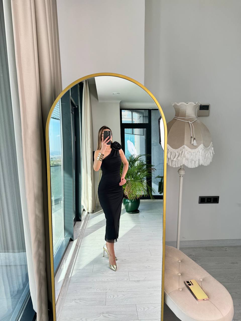 Siyah%20Tasarım%20Astarlı%20Gül%20Detaylı%20Tek%20Kol%20Tül%20Elbise