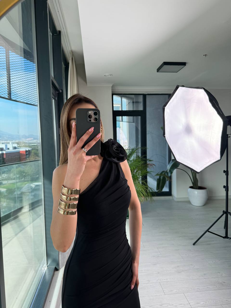 Siyah%20Tasarım%20Astarlı%20Gül%20Detaylı%20Tek%20Kol%20Tül%20Elbise