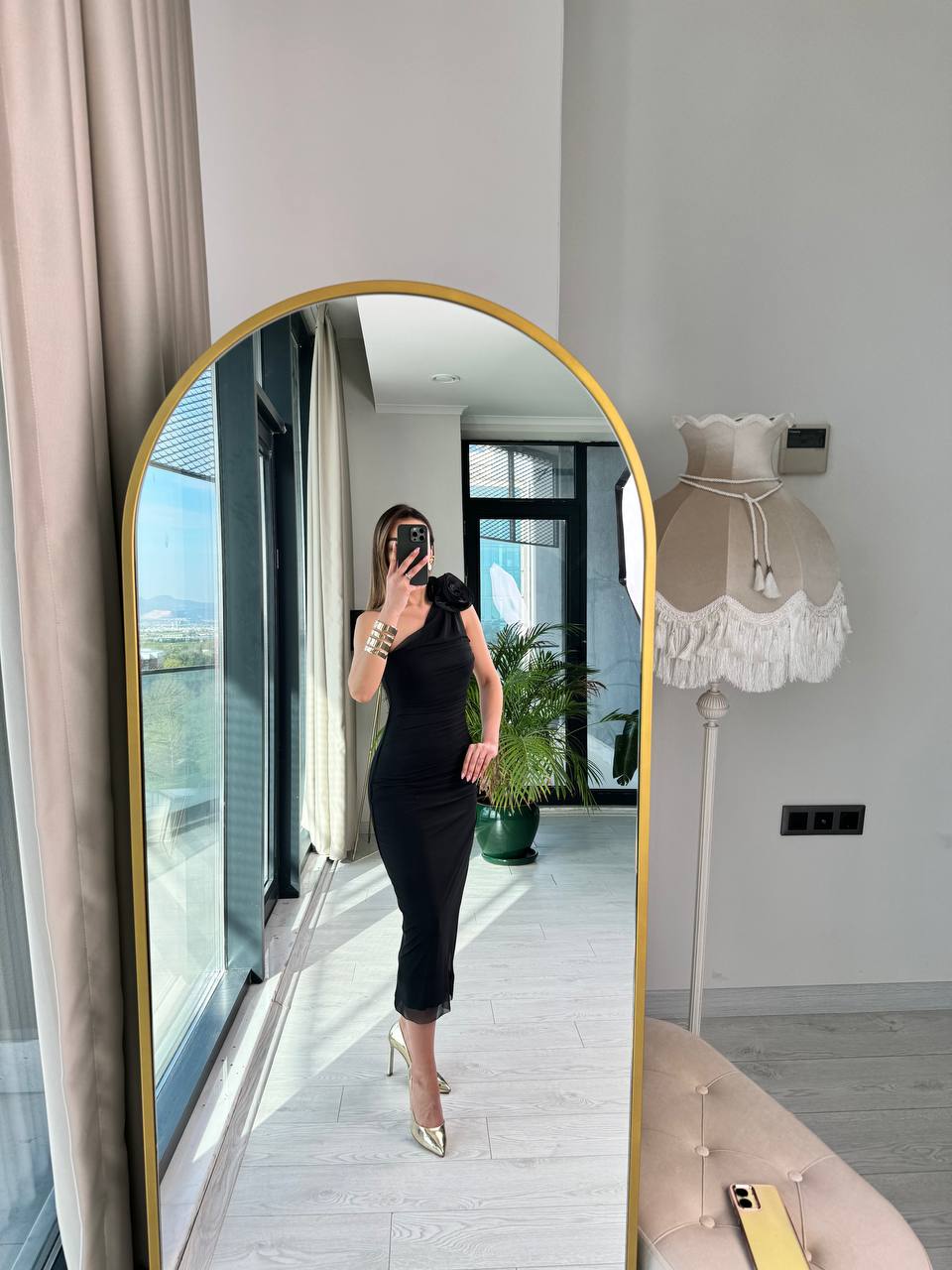 Siyah%20Tasarım%20Astarlı%20Gül%20Detaylı%20Tek%20Kol%20Tül%20Elbise