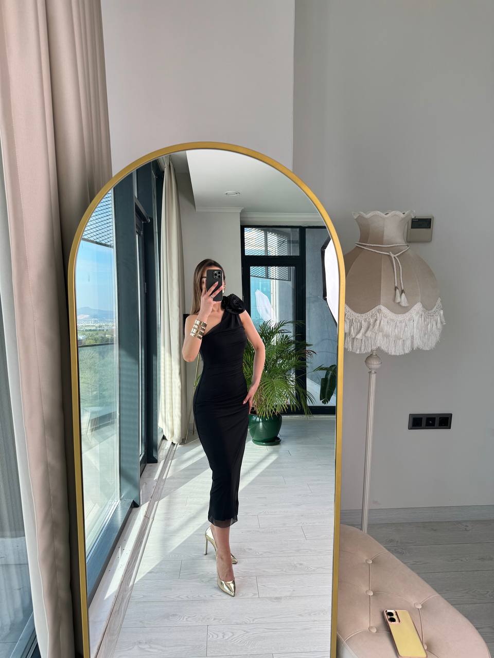 Siyah%20Tasarım%20Astarlı%20Gül%20Detaylı%20Tek%20Kol%20Tül%20Elbise