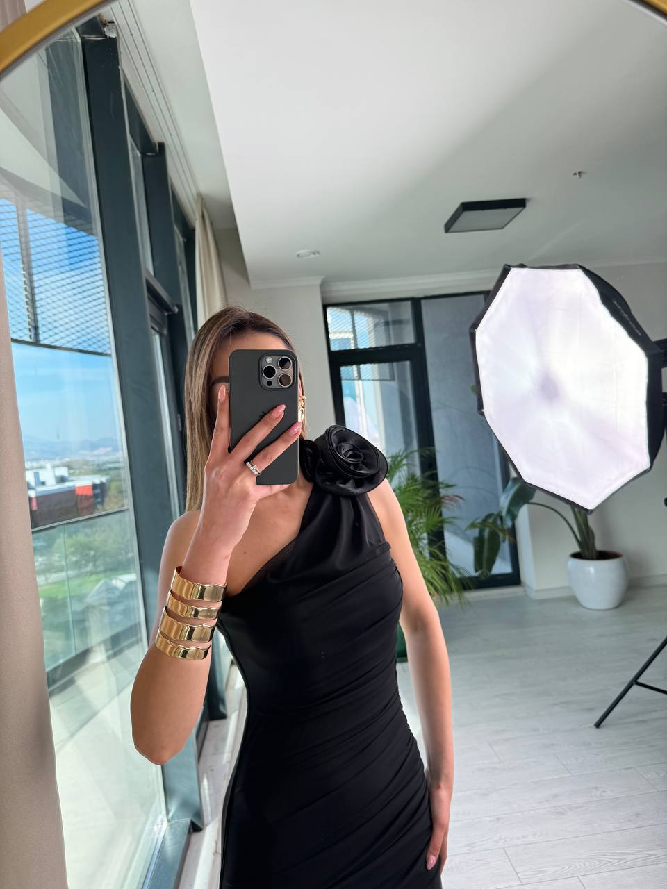 Siyah%20Tasarım%20Astarlı%20Gül%20Detaylı%20Tek%20Kol%20Tül%20Elbise