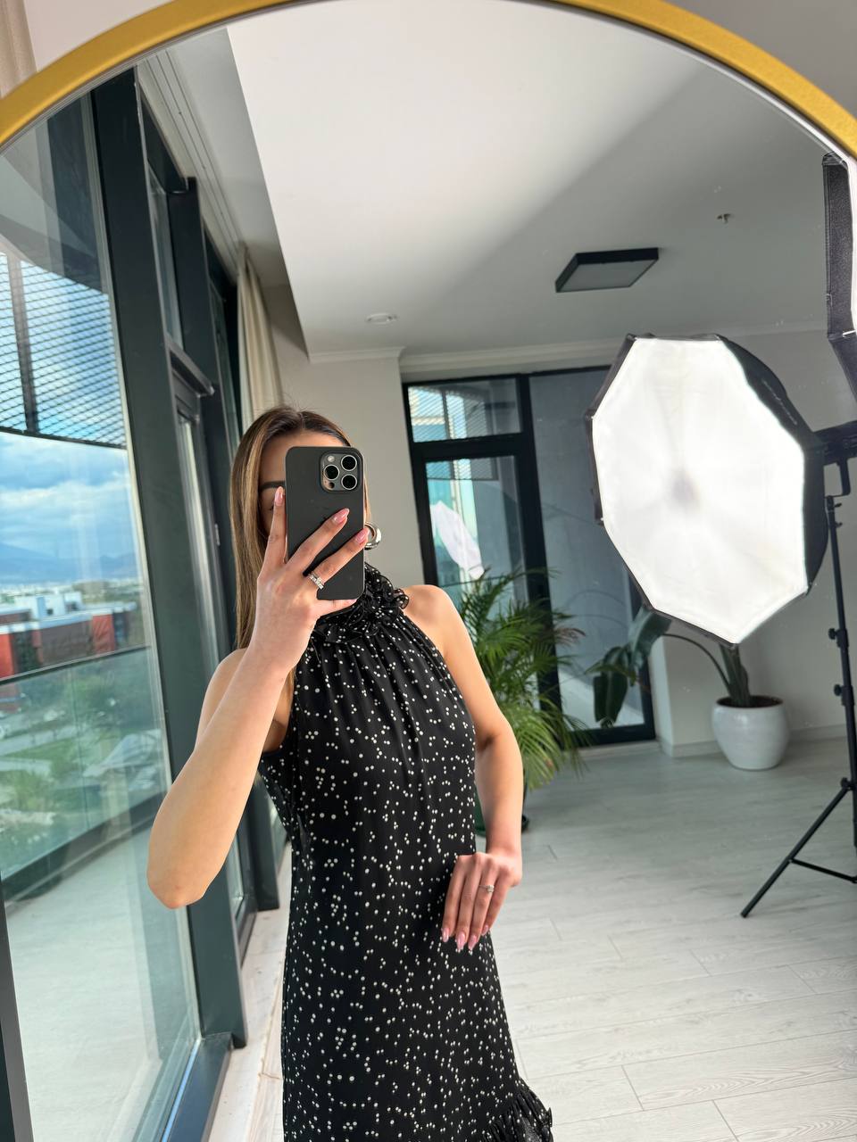 Halter%20Yaka%20Boyun%20Ve%20Etek%20Detaylı%20Siyah%20Puantiyeli%20Astarlı%20Şifon%20Elbise