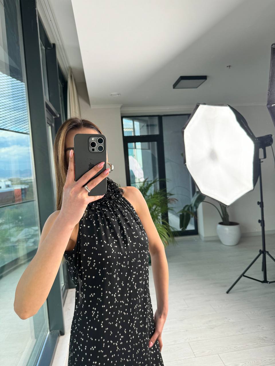 Halter%20Yaka%20Boyun%20Ve%20Etek%20Detaylı%20Siyah%20Puantiyeli%20Astarlı%20Şifon%20Elbise