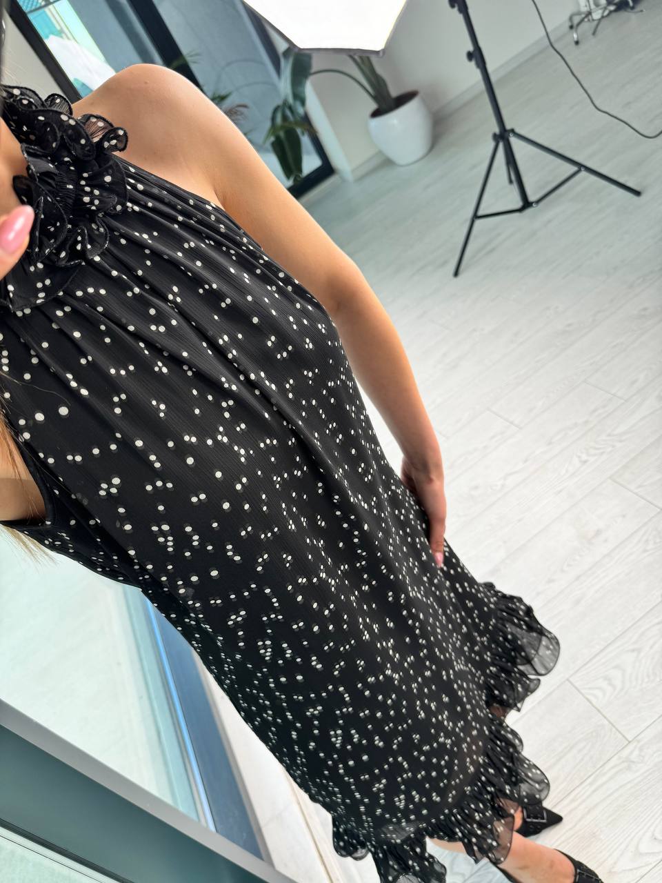 Halter%20Yaka%20Boyun%20Ve%20Etek%20Detaylı%20Siyah%20Puantiyeli%20Astarlı%20Şifon%20Elbise